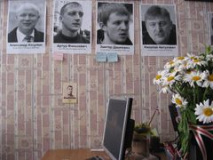 Kancelář Výboru na obranu stíhaných v Minsku. Na zdi portréty politických vězňů. Finkievič je druhý zleva
