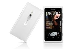 Nokia Lumia 800 se předvede i v bílé