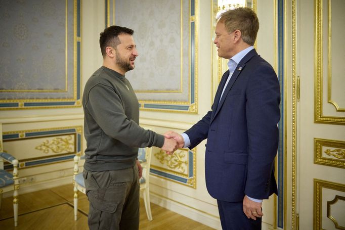 Ukrajinský prezident Volodymyr Zelenskyj s britským ministrem obrany Grantem Shappsem.