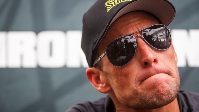 Lance Armstrong nemá ani čtyři roky po přiznání, že bral nepodvolené látky, klidné spaní. Stíhá ho jedna pohroma za druhou.
