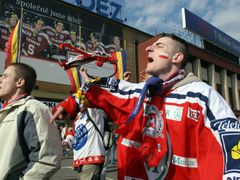 Pardubický fanoušek před halou hokejové Sparty před čtvrtým finálovým zápasem.