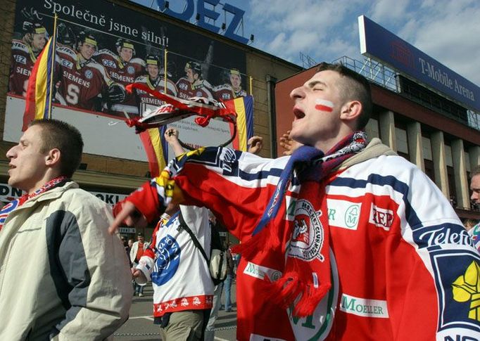 Pardubický fanoušek před halou hokejové Sparty před čtvrtým finálovým zápasem.