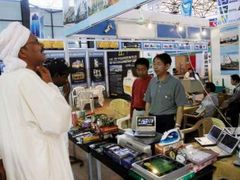 Súdánec si prohlíží exponáty na výstavě čínského průmyslového zboží v Chartúmu. Súdán patří k nejvyznamnějším partnerům Číny v Africe. Peking zde investuje do těžby ropy.