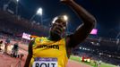 Jamajský sprinter Usain Bolt slaví vítězství ve sprintu na 200 metrů na OH 2012 v Londýně.