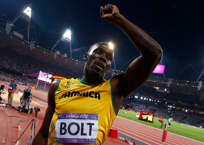 Jamajský sprinter Usain Bolt slaví vítězství ve sprintu na 200 metrů na OH 2012 v Londýně.