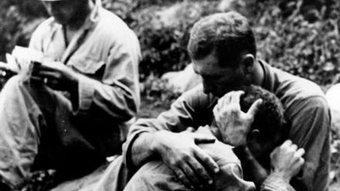 Obrazem: Voják oplakává mrtvého kamaráda, drsné přestřelky v Soulu. Unikátní snímky z korejské války