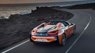 O roadsteru na bázi BMW i8 se mluví již dlouho, až v LA se ale stal realitou. Na první pohled největší změnou je instalace trojdílné plátěné střechy, která se ovládá elektricky. Otevření nebo zavření zabere 15 sekund, operace je navíc možná do rychlosti 50 km/h. BMW tvrdí, že i po sklopení mezi střechou a sedadly zůstává 100 litrů prostoru, k čemuž je potřeba připočítat ještě 88 litrů pod přední kapotou. Pouze dvoumístný interiér je pak další změnou oproti kupé s uspořádáním 2+2. V porovnání s ním je i8 Roadster jen o 60 kg těžší, a to díky nově navrženým dveřím z uhlíkových kompozitů a karbonovému rámu čelního okna.