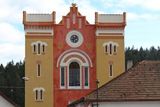 Synagoga v Nové Cerekvi nedaleko Pelhřimova je středoevropským unikátem, napodobuje totiž asyrsko-babylonský architektonický styl. Stavba je po rekonstrukci, díky výborné akustice se v ní pořádají různé koncerty a lze navštívit i stálou expozici Architektura synagog v českých zemích.