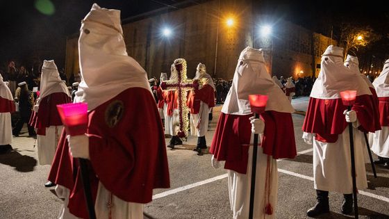 Hrozivé kápě a barevné průvody kajícníků: Velikonoce na Sicílii pohledem fotografa