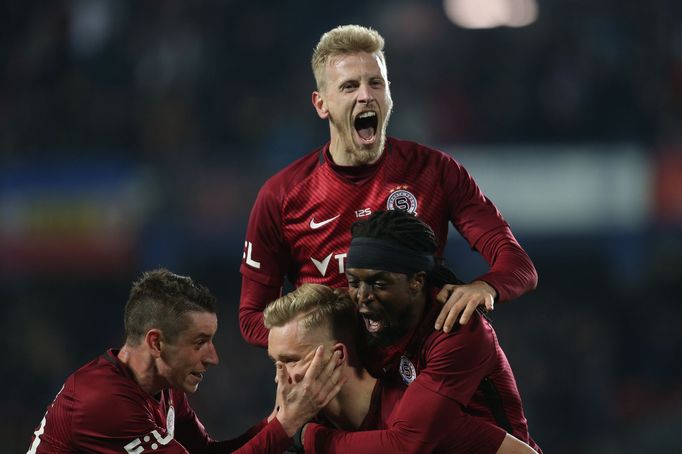 FORTUNA:LIGA 2018/19, Sparta - Baník: Sparťané se radují po gólu na 3:1 (zleva Ondřej Zahustel, Václav Drchal, Uroš Radakovič a Costa Nhaimonesu).