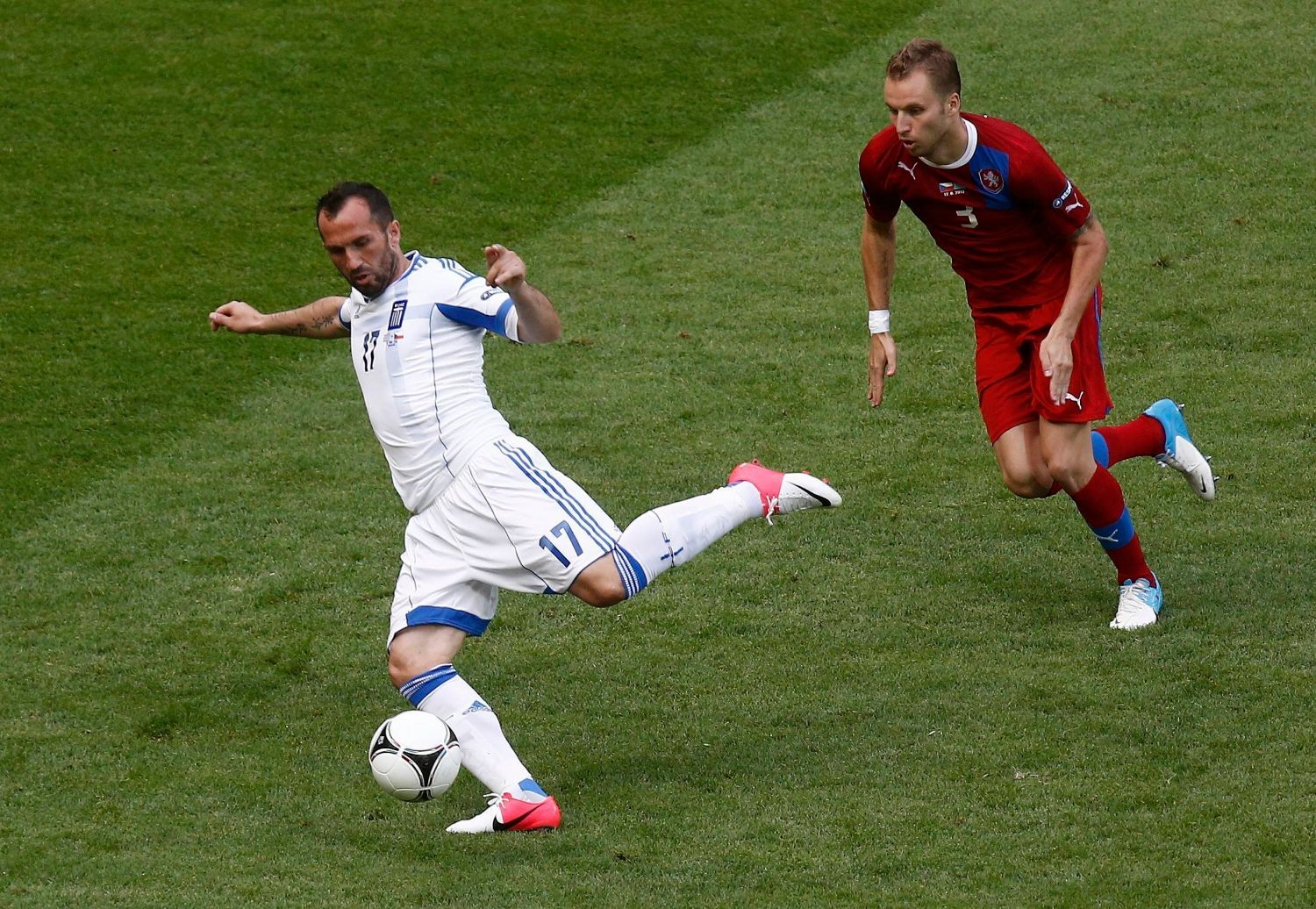 Fanis Gekas střílí gól v utkání Řecko - Česká republika na Euru 2012