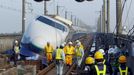 Pracovníci na železnici odstraňují vykolejený vlak Shinkansen v Nagaoka, prefektura Niigata, 10. listopadu 2004, po zemětřesení z 23. října 2004.