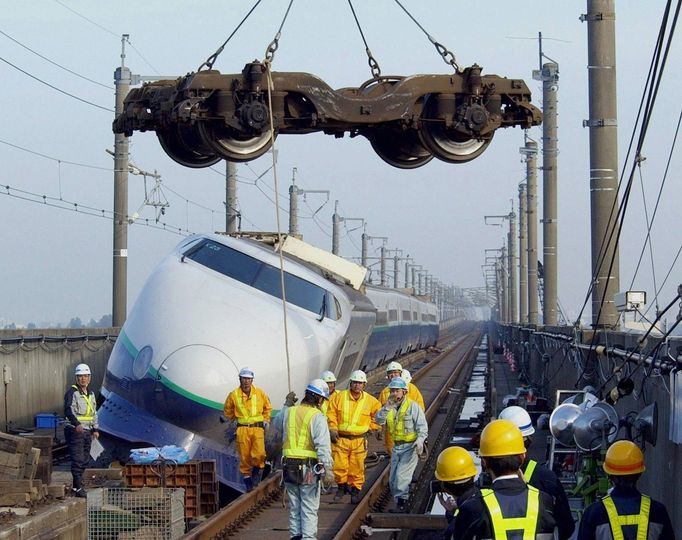 Pracovníci na železnici odstraňují vykolejený vlak Shinkansen v Nagaoka, prefektura Niigata, 10. listopadu 2004, po zemětřesení z 23. října 2004.