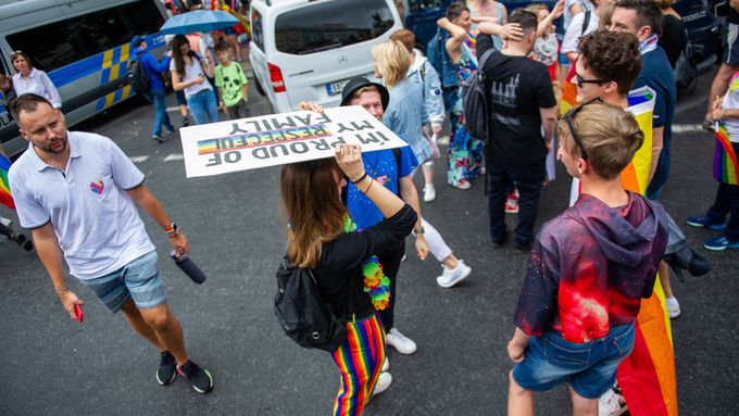Happening na podporu LGBT+ komunity v pražských ulicích (archivní foto).