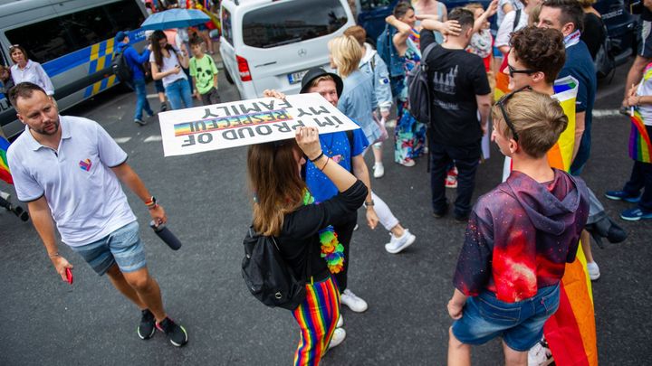 Tím, jak žijeme, nikomu neubližujeme. Lidé prošli Prahou na podporu LGBT+; Zdroj foto: Radek Vebr