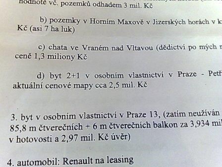 Dozvíte se také, že expremiér vlastní spolu s manželkou sedmihektarový pozemek v Jizerských horách.