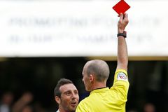 Červená smršť. Arsenal s Chelsea padl a dohrával sporně o devíti