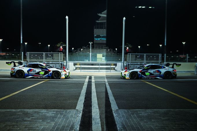 BMW M4 GT3 posádky Valentino Rossi, Nick Yelloly a Dries Vanthoor v závodě na 12 hodin v Abú Zabí