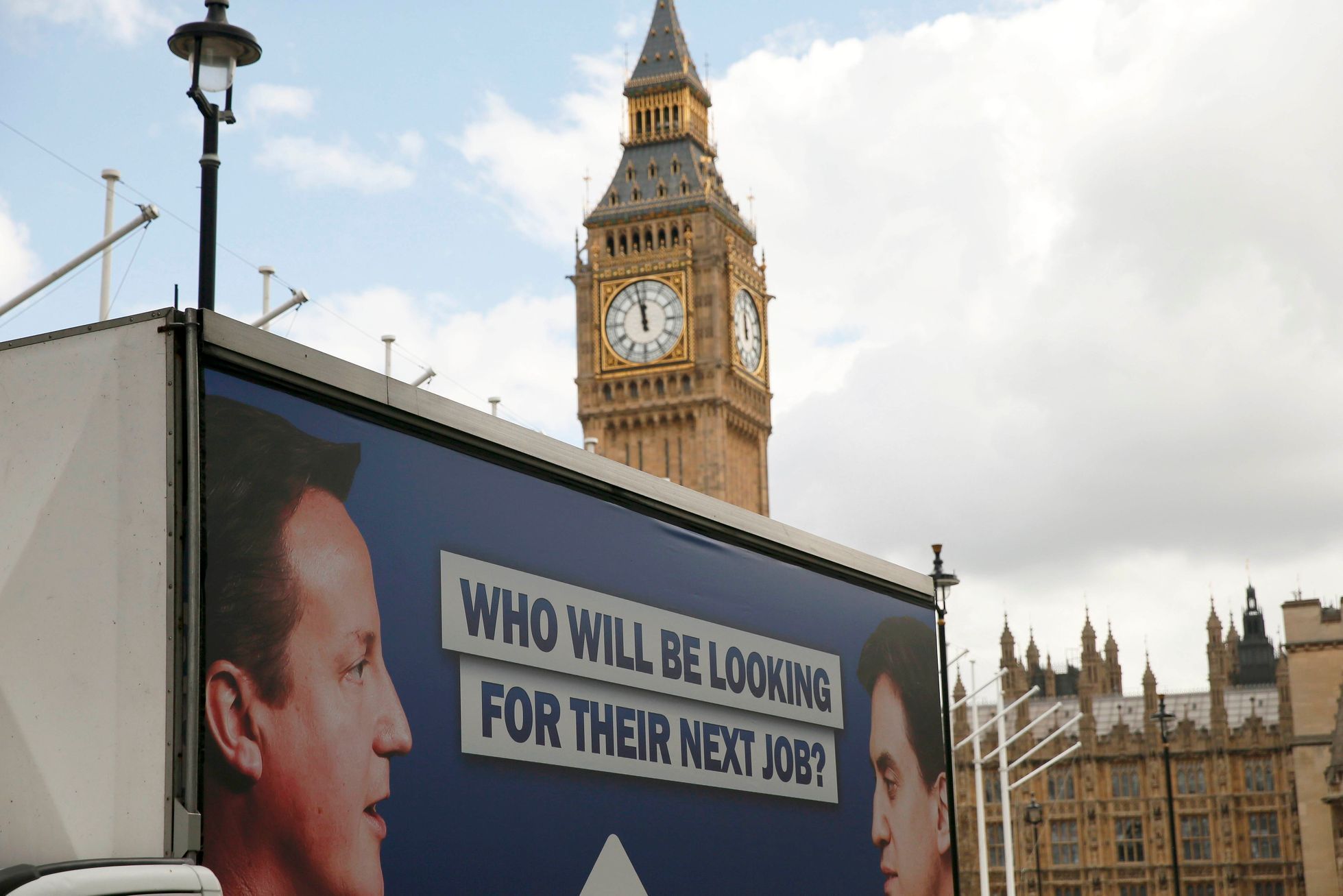 Reklamní poutač. Cameron a Miliband. Londýn