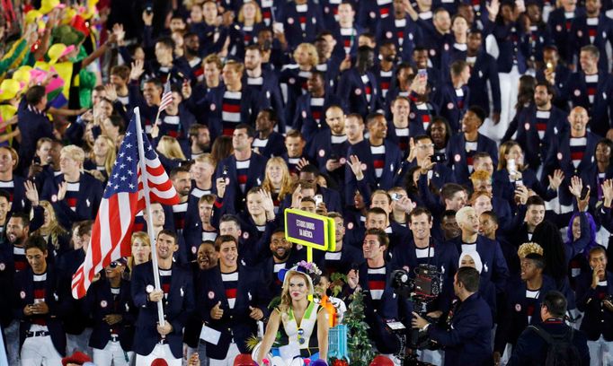 OH 2016, slavnostní zahájení: USA - vlajkonoš Michael Phelps