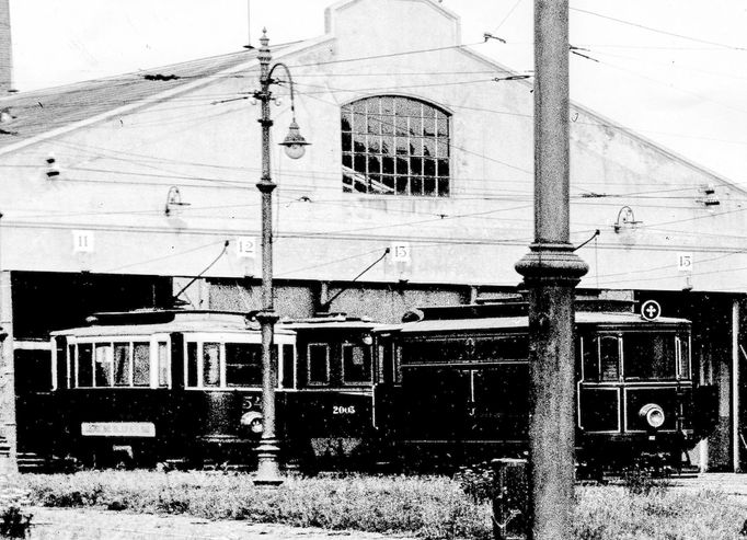 Raritní fotografie pohřební tramvaje z roku 1917.