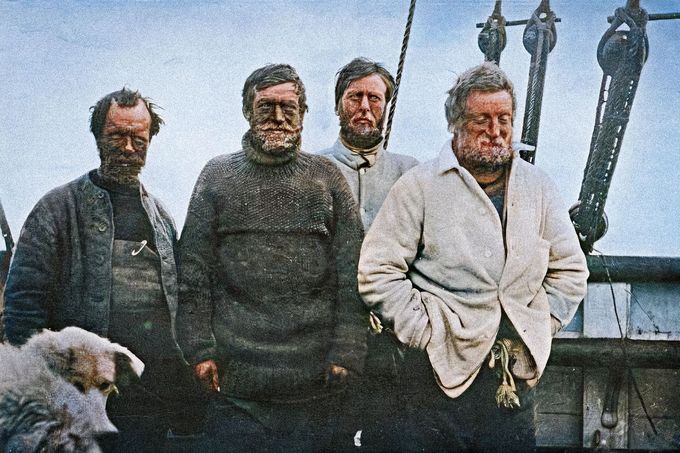 Sir Ernest Shackleton (druhý zleva) a tři členové polární výpravy, snímek pořízený někdy v letech 1907 až 1909 na palubě lodi Nimrod. Kolorováno