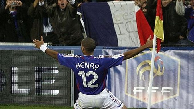 Francouzský útočník Thierry Henry se raduje z vítězného gólu v utkání s Litvou.