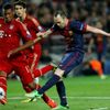Fotbal, Liga mistrů, Barcelona - Bayern Mnichov:  Andres Iniesta (vpravo) -  Jerome Boateng