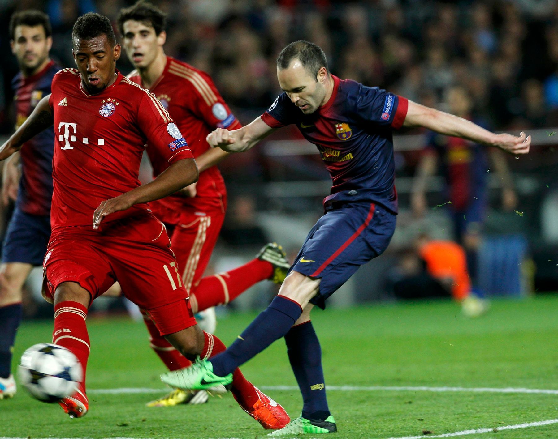 Fotbal, Liga mistrů, Barcelona - Bayern Mnichov:  Andres Iniesta (vpravo) -  Jerome Boateng