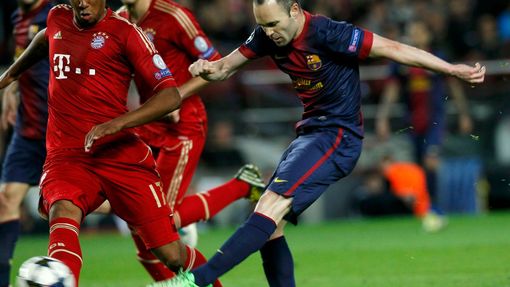 Fotbal, Liga mistrů, Barcelona - Bayern Mnichov:  Andres Iniesta (vpravo) -  Jerome Boateng