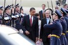 Prezidenti Obama a Klaus na cestě od Air Force One k opancéřované limuzíně. V pozadí první dámy USA a ČR.