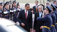 Prezidenti Obama a Klaus na cestě od Air Force One k opancéřované limuzíně. V pozadí první dámy USA a ČR.