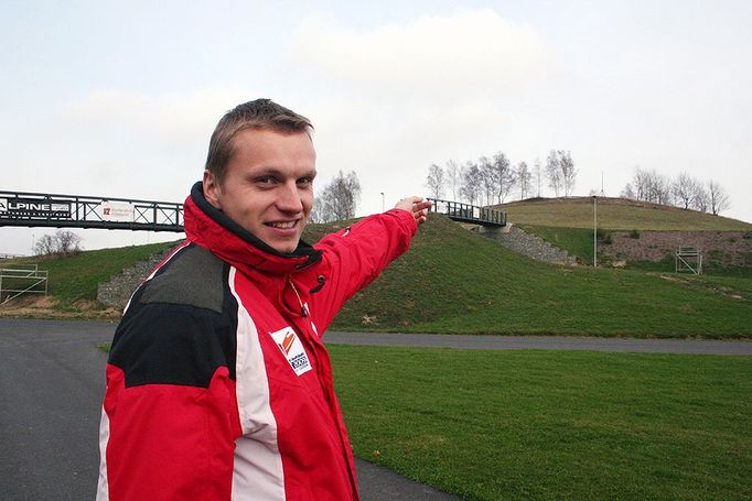 Vesci šéfuje Robert Heczko. „Nejlépe bude vidět asi támhle z kopce. Budou tam i televizní kamery, mají tam odtud rozhled po většině areálu," ukazuje.