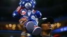 A convention-goer stands listens to speeches on the first day of the Democratic National Convention in Charlotte, North Carolina, September 4, 2012. REUTERS/Eric Thayer (UNITED STATES - Tags: POLITICS ELECTIONS) Published: Zář. 4, 2012, 10:38 odp.