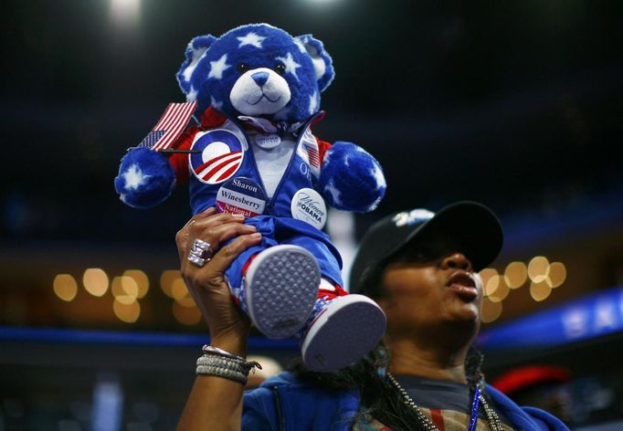 A convention-goer stands listens to speeches on the first day of the Democratic National Convention in Charlotte, North Carolina, September 4, 2012. REUTERS/Eric Thayer (UNITED STATES - Tags: POLITICS ELECTIONS) Published: Zář. 4, 2012, 10:38 odp.