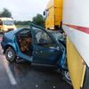 Auto skončilo pod návěsem kamionu
