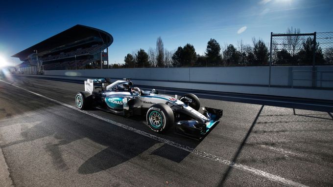 Nejlepší časy zajeli na okruhu v Barceloně oba piloti Mercedesu.