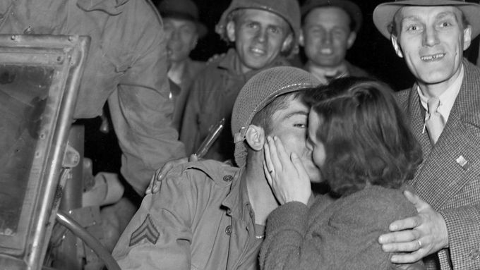 Praha, noc ze 7. na 8. května 1945. Obyvatelé vítají vojáky z projíždějící americké kolony mířící z Plzně do Velichovek. Během povstání byl čas i na polibky.