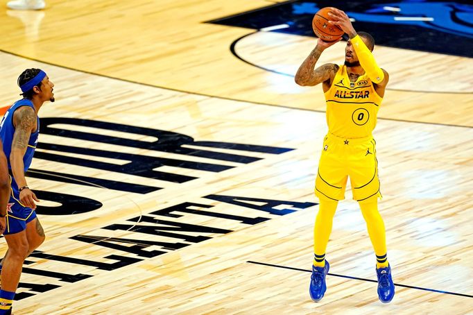 Damian Lillard střílí vítěznou trojku svého týmu v All-Star Game 2021