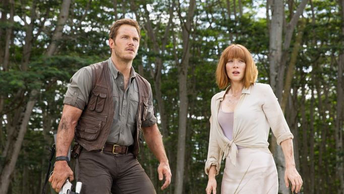 Chris Pratt a Bryce Dallas Howardová v Jurském světě z roku 2015.