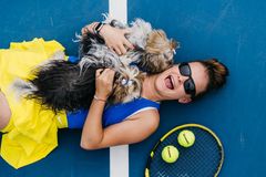 Je to tady. Strhující jízda vede k nástupu mladé Češky. Řeší se i její "vyčůranost"