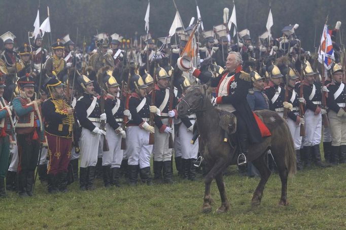 Participants in period costume re-enact the battle of Borodino during anniversary celebrations at the Borodino museum-reserve outside Moscow September 2, 2012. Russian President Vladimir Putin made a rousing call for unity among Russia's diverse ethnic and religious groups on Sunday as he led commemorations of a battle 200 years ago that led to the defeat of Napoleon Bonaparte. REUTERS/Sergei Karpukhin (RUSSIA - Tags: ANNIVERSARY POLITICS CONFLICT) Published: Zář. 2, 2012, 7:49 odp.