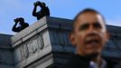 U.S. President Barack Obama speaks under two counter assault team members with binoculars on a nearby roof at an election campaign rally in Concord, New Hampshire, November 4, 2012. REUTERS/Jason Reed (UNITED STATES - Tags: POLITICS USA PRESIDENTIAL ELECTION ELECTIONS) Published: Lis. 4, 2012, 5:01 odp.