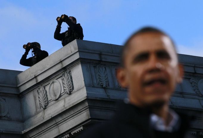 U.S. President Barack Obama speaks under two counter assault team members with binoculars on a nearby roof at an election campaign rally in Concord, New Hampshire, November 4, 2012. REUTERS/Jason Reed (UNITED STATES - Tags: POLITICS USA PRESIDENTIAL ELECTION ELECTIONS) Published: Lis. 4, 2012, 5:01 odp.