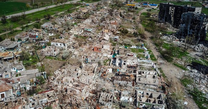 Letecký pohled ukazuje těžce poškozené domovy v Mariupolu, Ukrajina, 27. 4. 2022