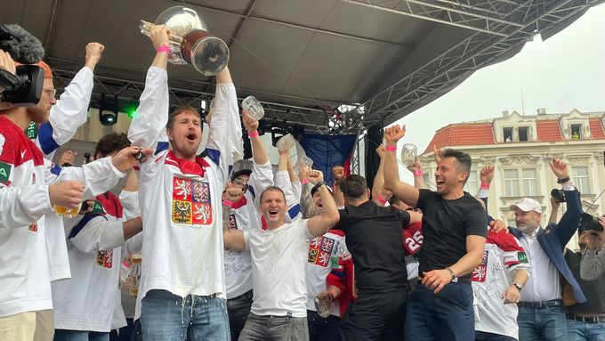Aktuálně.cz sestříhalo do několika málo minut ohromnou párty, na které se bavili fanoušci s hokejisty i jejich manželkami a přítelkyněmi.
