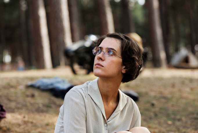 Německá herečka Liv Lisa Friesová jako odbojářka Hilde Coppiová podává strhující výkon. Hrála rovněž v kriminálním retro seriálu Babylon Berlin.