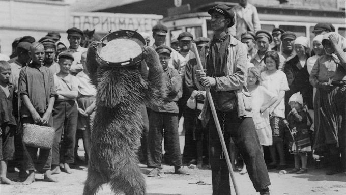 Německé obyvatelstvo v Pokrovsku sleduje vystoupení muzikanta s medvědem, 1930.