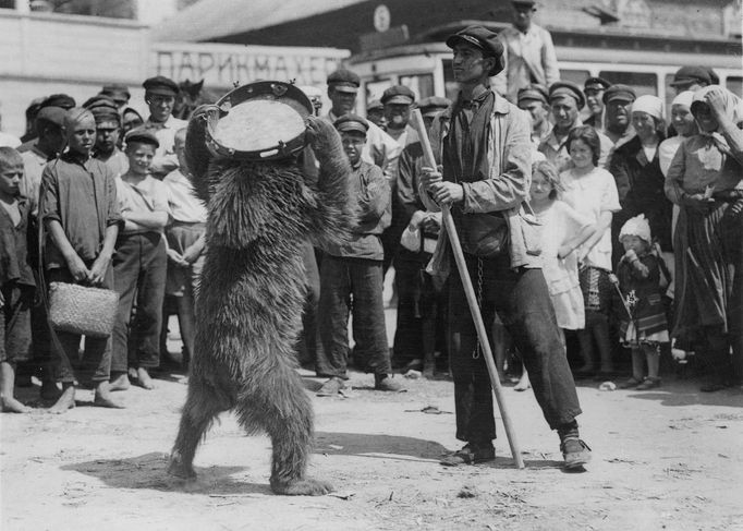 Etničtí Němci v Pokrovsku sledují vystoupení muzikanta s medvědem, 1930.