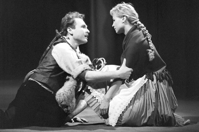 Luděk Munzar a Marie Tomášová v divadelní hře Strakonický dudák v Národním divadle v Praze. Rok 1958